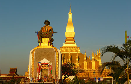 Phra Thatluang with King Saysetthathirath