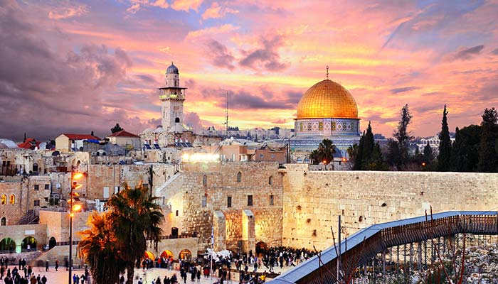 sunset at the wailing wall in jerusalem's old city