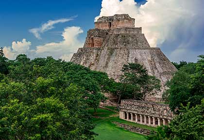 Uxmal archeological ruins are historic mexican ruins worth visiting whilst travelling mexico on tour