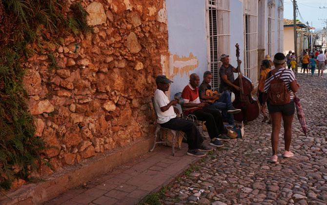 image of street performers on the streets of Cuba