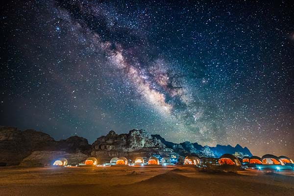 stargaing at the dark skies of the desert meteorite shower in wadi rum jordan