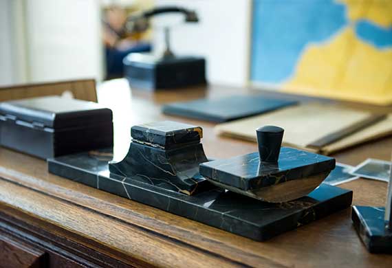 Oskar Schindler's desk as shown in the museum image of Oskar Schindlers desk as shown in the museum