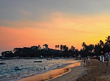 Visit the scenic beaches of Unawatuna, Wildlife, Whale Watching, Beaches, Nightlife, coral reef and its palm-lined beaches