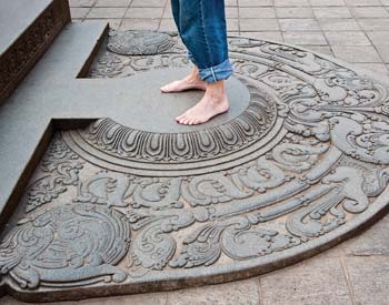 Entance to Sri Lanka's ancient sacred sites often have an entrance of a moonstone where shoes are to be removed before entering Culture, religion and etiquette of sri lanka travel trips for a holiday vacation
