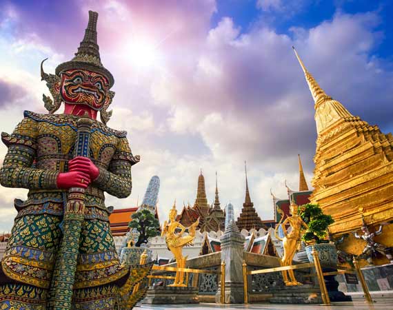 visiting bangkok on holiday then you have to see the famous wat phra kaew which is a great historical and cultural landmark in the heart of the city