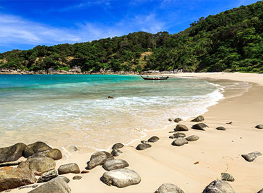 The shores of Freedom Beach in Thailand Visit the beautiful Freedom Beach in Thailand