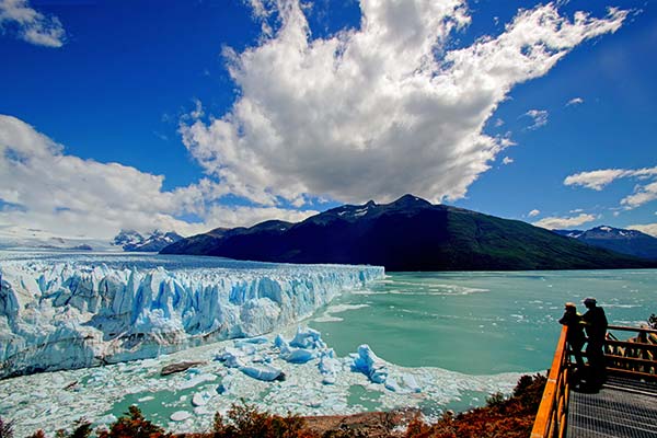 group tour hiking in patagonia region in argentina