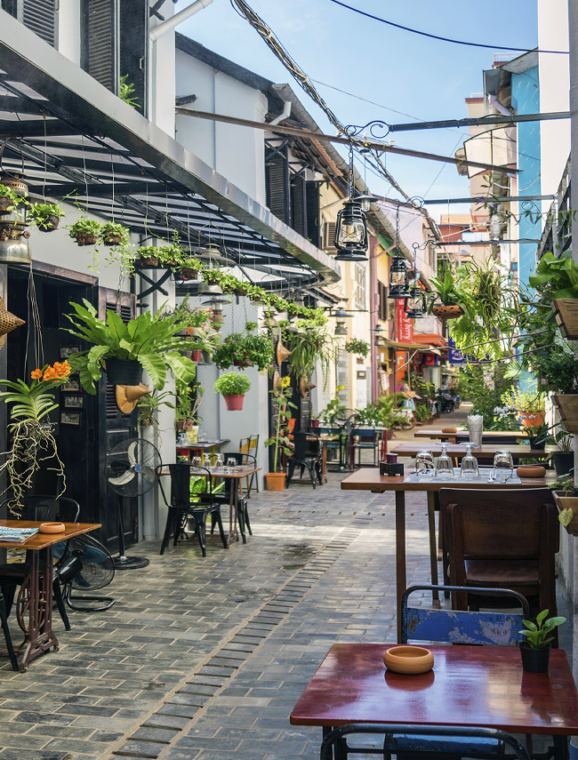 Friendly alleyways near Pub Street Sample the food and drink on offer near Pub Street