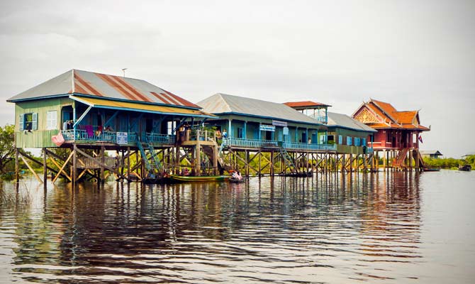 Holiday group tour visitis the floating village of Tonle Sap in Siem rEAP