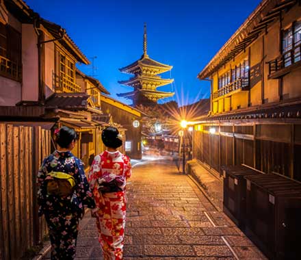 Yasaka Pagoda in Kyoto Japanese geisha in kimono at yasaka pagoda
