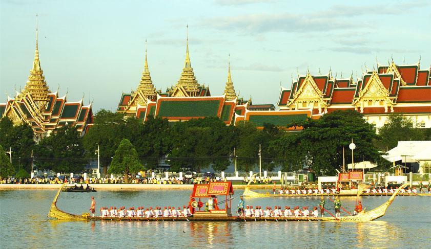 A guard ship passing the Kings Palace in Bangkok, Thailand A guard ship passing the Kings Palace in Bangkok, Thailand