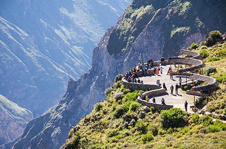 cruz del condor viewpoint colca canyon peru